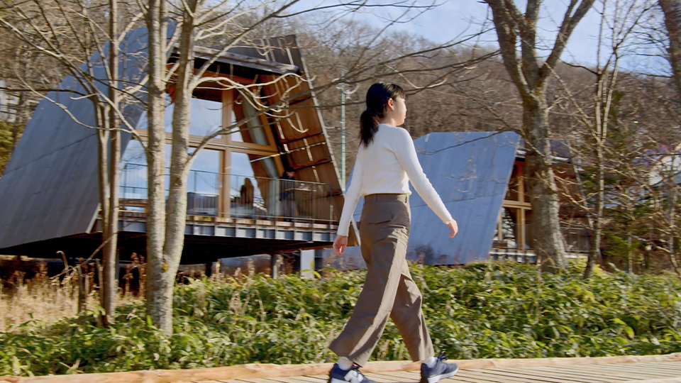 テレワークの合間に散歩をする様子